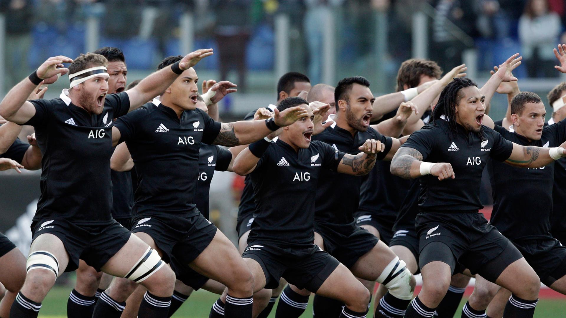 Das Rugby-Team aus Neuseeland performt seinen "Haka", einen traditioneller Maori-Tanz, den es vor jedem Spiel aufführt Das Rugby-Team aus Neuseeland performt seinen "Haka", einen traditioneller Maori-Tanz, den es vor jedem Spiel aufführt