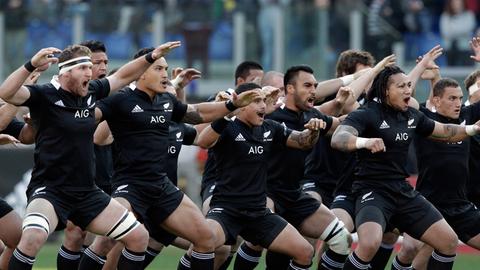 Das Rugby-Team aus Neuseeland performt seinen "Haka", einen traditioneller Maori-Tanz, den es vor jedem Spiel aufführt