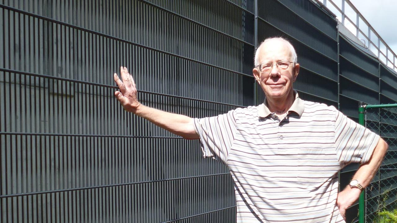 Ernst Reinartz, Anwohner des Lärmschutz-Tunnels in Köln-Junkersdorf, direkt in seinem Garten an der Grenze zur sogenannten "Lärmschutz-Einhausung". Ernst Reinartz, Anwohner des Lärmschutz-Tunnels in Köln-Junkersdorf, direkt in seinem Garten an der Grenze zur sogenannten "Lärmschutz-Einhausung".