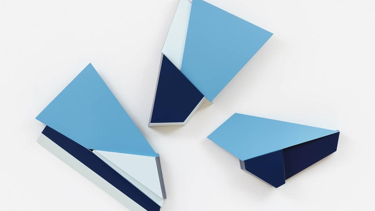 Das Werk "Spellbound" von Henrik Eiben aus dem Jahr 2019: Drei dreidimensionale Elemente aus Aluminium und mit Autolack versehen hängen an einer weißen Wand.