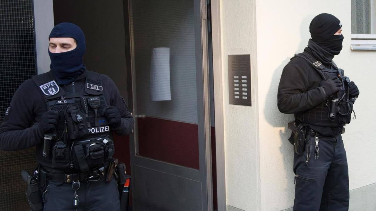 Polizisten bei Razzia gegen Terror-Netzwerk in Berlin Polizisten bei Razzia gegen Terror-Netzwerk in Berlin