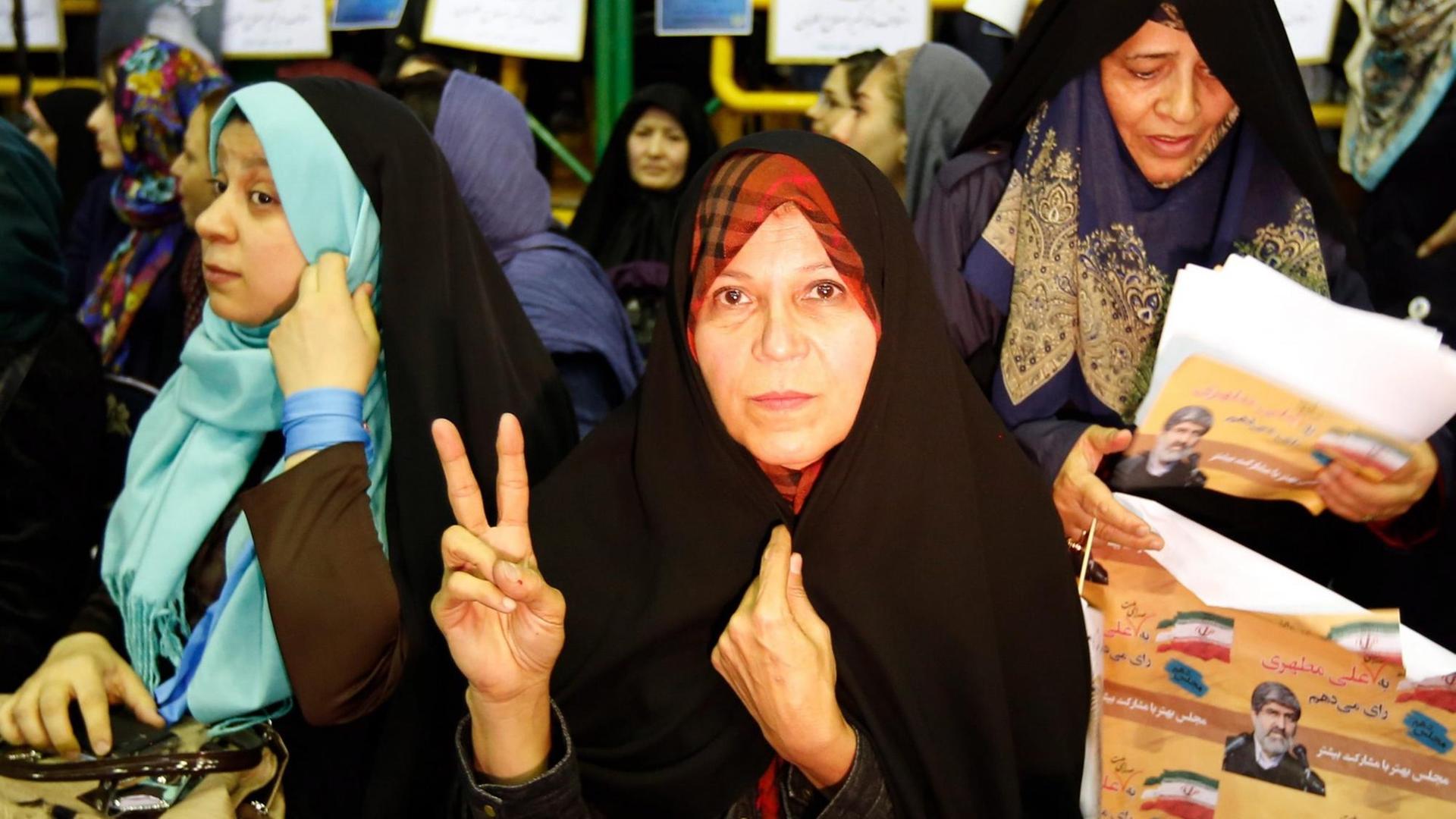 Faezeh Hashemi, Tochter des ehemaligen Präsidenten Ali Akbar Hashemi Rafsanjani, besuchte die Bahai Fariba Kamalabadi während ihres Hafturlaubes Faezeh Hashemi, Tochter des ehemaligen Präsidenten Ali Akbar Hashemi Rafsanjani, besuchte die Bahai Fariba Kamalabadi während ihres Hafturlaubes