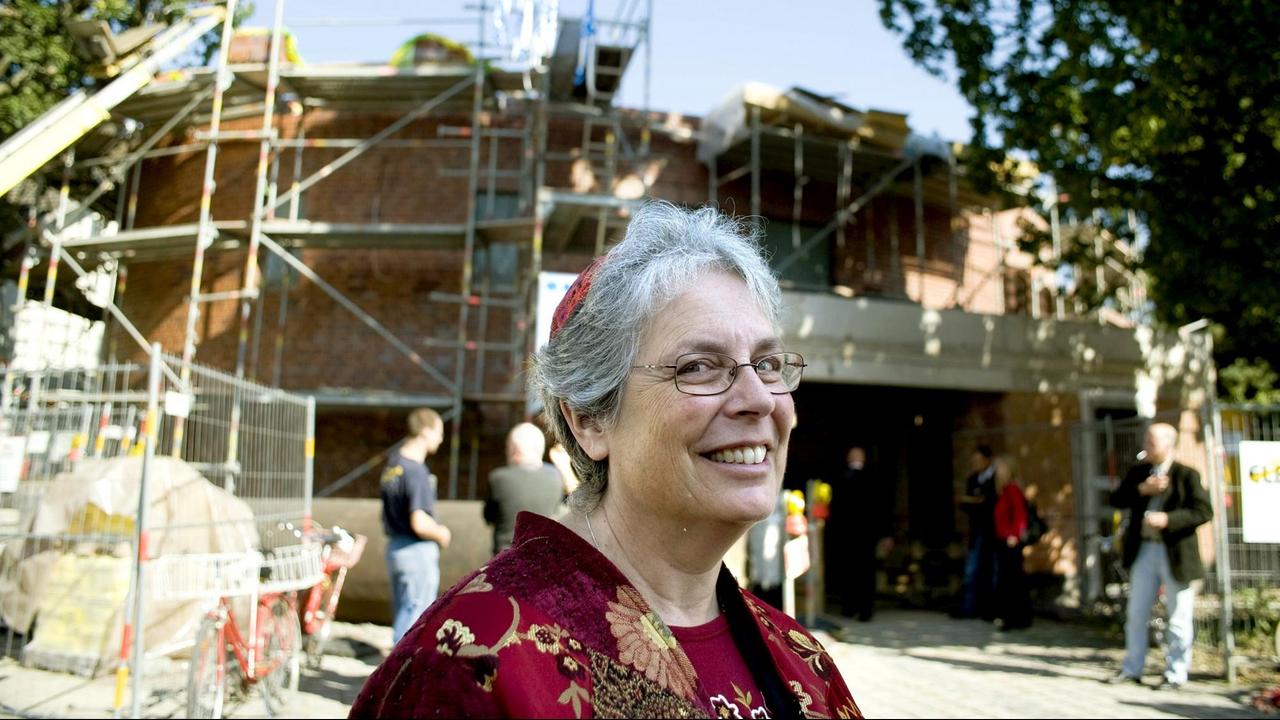Neubau der liberalen Gemeinde in Hameln: Die Rabbinerin Iret Shillor steht vor der Baustelle der neuen Synagoge in Hameln. (Aufnahme von 2010) Neubau der liberalen Gemeinde in Hameln: Die Rabbinerin Iret Shillor steht vor der Baustelle der neuen Synagoge in Hameln. (Aufnahme von 2010)