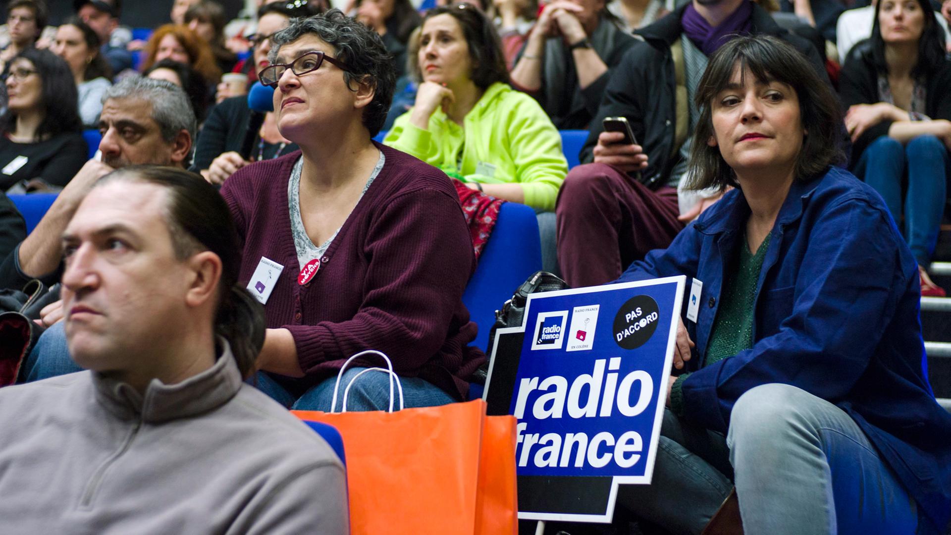 Radio France-Mitarbeiter während einer Generalversammlung im Hauptsitz des staatlichen Radiosenders in Paris, am 7. April 2015. Radio France-Mitarbeiter während einer Generalversammlung im Hauptsitz des staatlichen Radiosenders in Paris, am 7. April 2015.