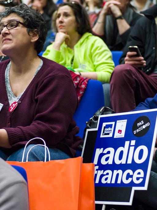 Radio France-Mitarbeiter während einer Generalversammlung im Hauptsitz des staatlichen Radiosenders in Paris, am 7. April 2015.