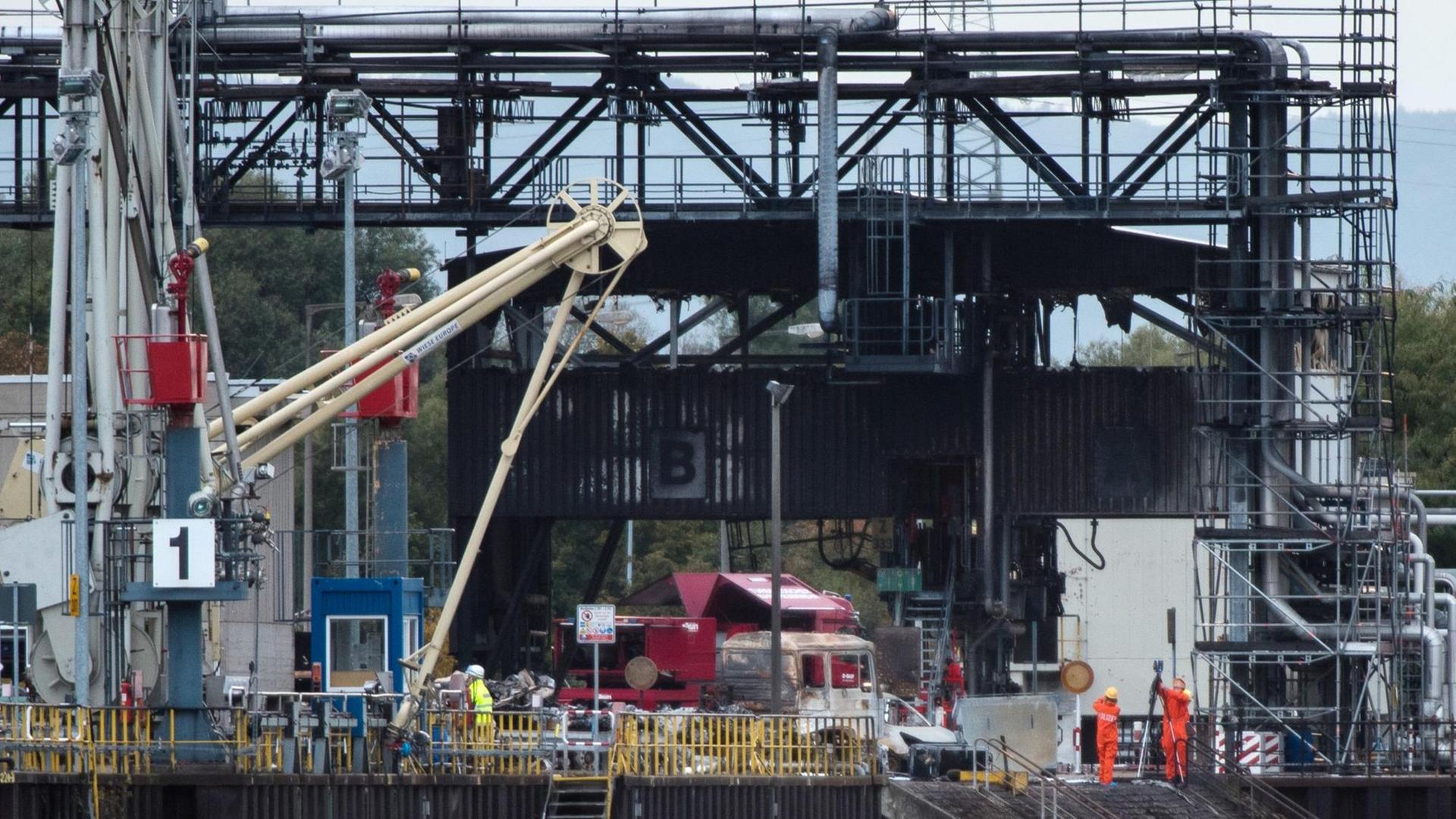 Einsatzkräfte arbeiten an der Unglücksstelle am 18.10.2016 vor den schwer beschädigten Industrieanlagen in Ludwigshafen (Rheinland-Pfalz). Einsatzkräfte arbeiten an der Unglücksstelle am 18.10.2016 vor den schwer beschädigten Industrieanlagen in Ludwigshafen (Rheinland-Pfalz).