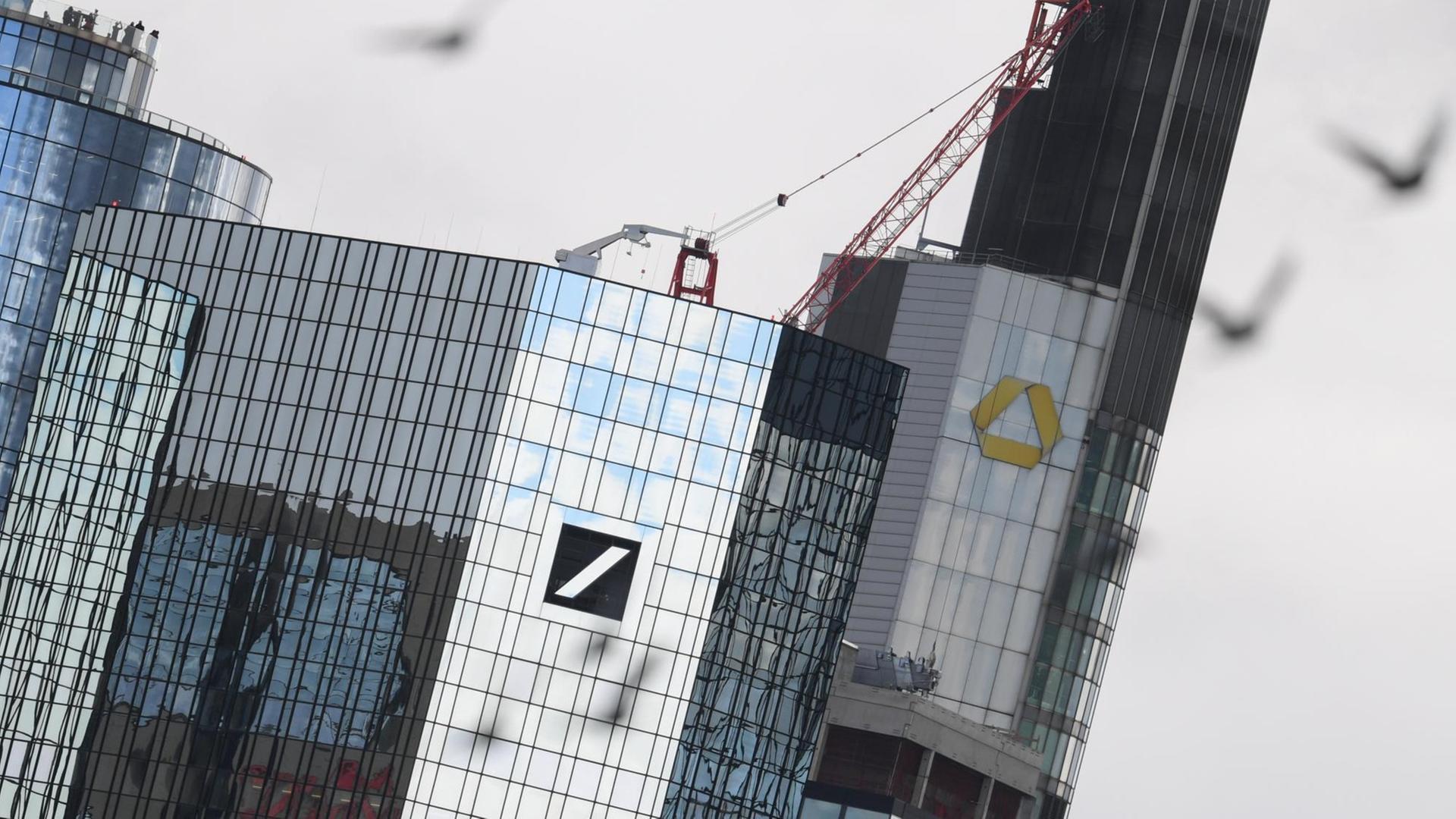 Die Zentralen von Deutscher Bank (l) und Commerzbank sind durch ein Teleobjektiv zusammengezogen. Die Zentralen von Deutscher Bank (l) und Commerzbank sind durch ein Teleobjektiv zusammengezogen.