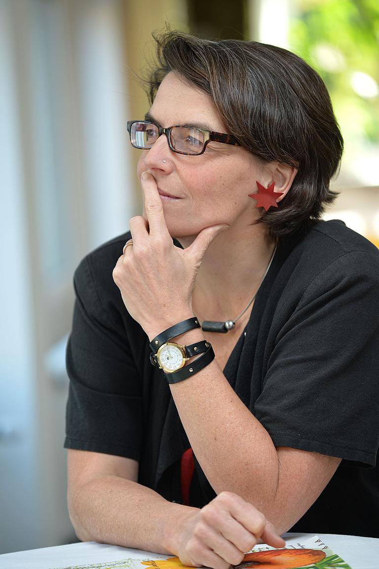 Christina Aus der Au blickt nachdenklich zur Seite Christina Aus der Au blickt nachdenklich zur Seite
