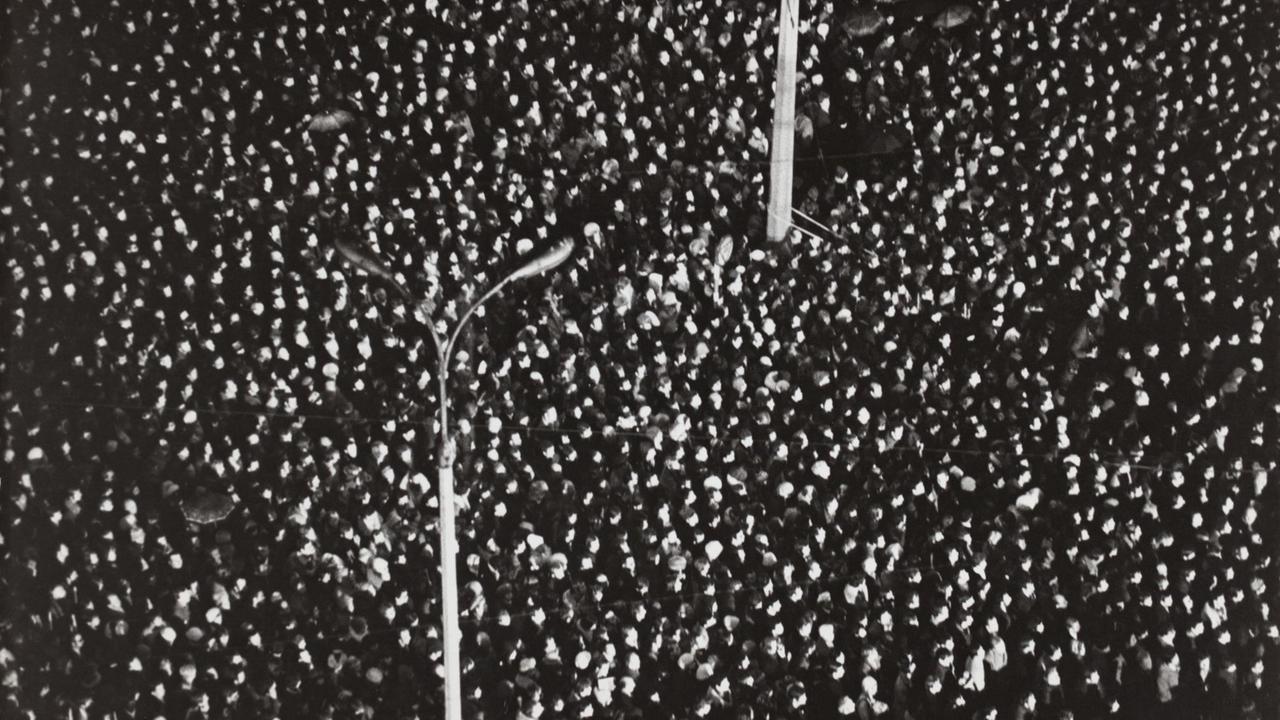 Zehntausende Polen gedenken in Danzig der Opfer der Unterdrückung der Unruhen von 1970 (45 Tote) nach einer drastischen Erhöhung der Lebensmittelpreise. Aufnahme in Danzig am 16. Dezember 1980. Zehntausende Polen gedenken in Danzig der Opfer der Unterdrückung der Unruhen von 1970 (45 Tote) nach einer drastischen Erhöhung der Lebensmittelpreise. Aufnahme in Danzig am 16. Dezember 1980.