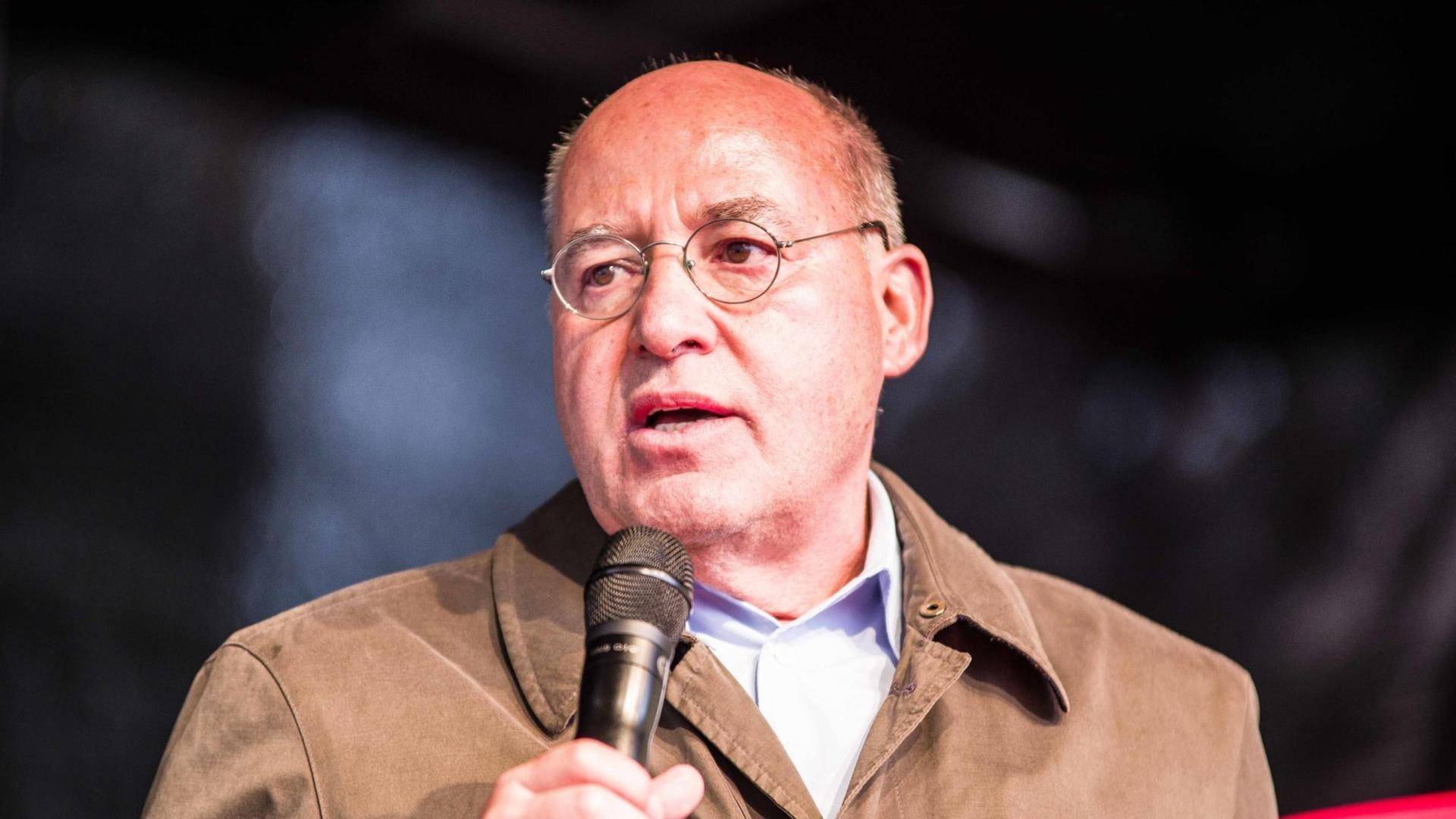 Der Linken-Politiker Gregor Gysi spricht auf einer Demonstration in München Der Linken-Politiker Gregor Gysi spricht auf einer Demonstration in München