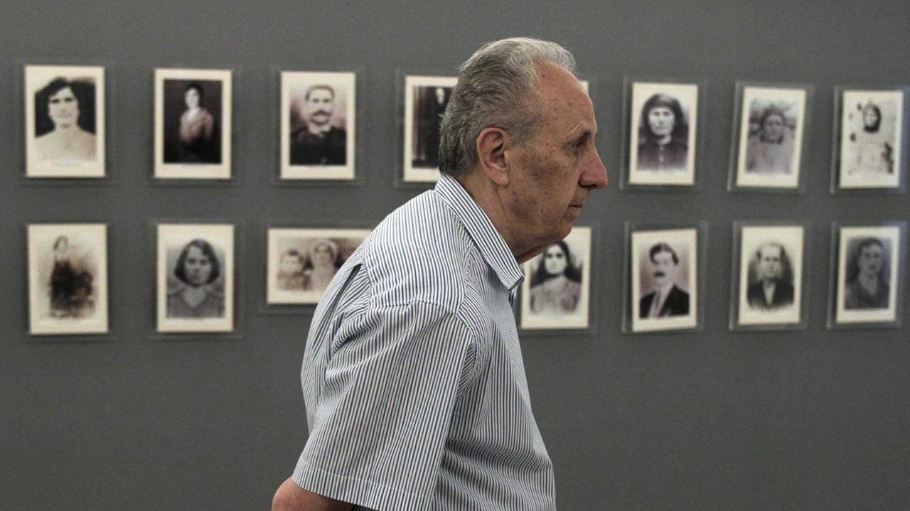 Die Nazis töteten bei Vergeltungsmaßnahmen Männer, Frauen und Kinder. Ein Mann vor Fotos der 218 Opfer des Massakers von Distomo am 10. Juni 1944. Die Nazis töteten bei Vergeltungsmaßnahmen Männer, Frauen und Kinder. Ein Mann vor Fotos der 218 Opfer des Massakers von Distomo am 10. Juni 1944.