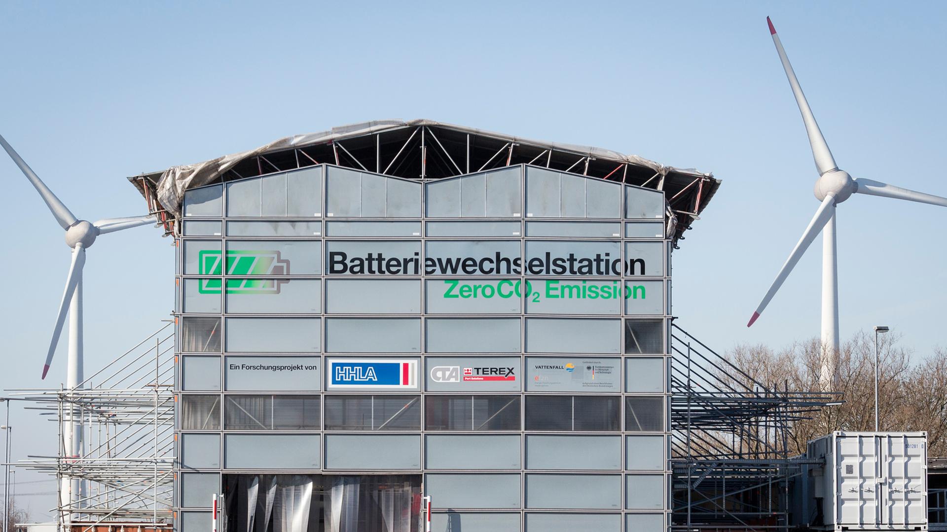 Forschungsprojekt BESIC am HHLA Container Terminal Altenwerder: In der Batteriewechselstation sollen die Batterien der selbstfahrenden Schwerlastfahrzeuge mit Ökostrom-Spitzen geladen werden. Forschungsprojekt BESIC am HHLA Container Terminal Altenwerder: In der Batteriewechselstation sollen die Batterien der selbstfahrenden Schwerlastfahrzeuge mit Ökostrom-Spitzen geladen werden.