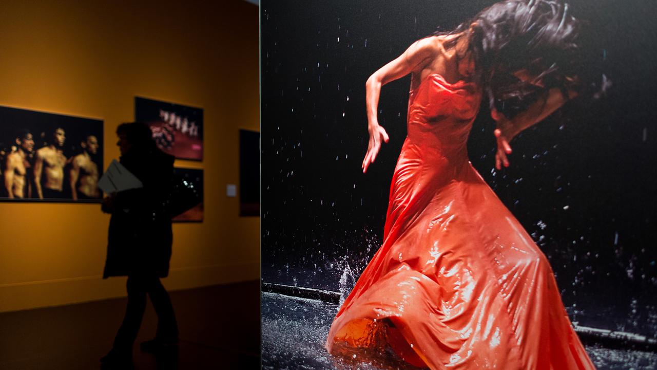 Eine Frau geht am durch die Ausstellung "Pina Bausch" in der Bundeskunsthalle in Bonn. Eine Frau geht am durch die Ausstellung "Pina Bausch" in der Bundeskunsthalle in Bonn.