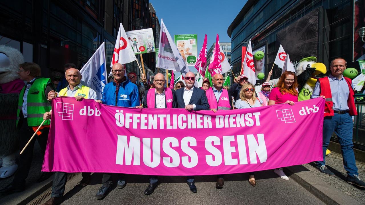 09.04.2018, Berlin: Beschäftigte im öffentlichen Dienst demonstrieren mit dem Beamtenbund dbb. Die Gewerkschaften Verdi und dbb hatten vor der Schlussrunde der Tarifverhandlungen für Bund und Kommunen vermehrt Warnstreiks angekündigt. Foto: Arne Bänsch/dpa | Verwendung weltweit
