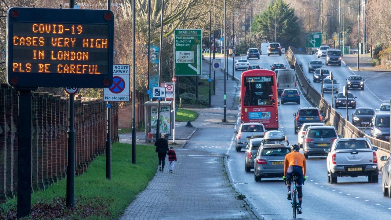 Ein Hinweisschild warnt die Bürger von London vor der rasanten Ausbreitung von Covid-19. Ein Hinweisschild warnt die Bürger von London vor der rasanten Ausbreitung von Covid-19.