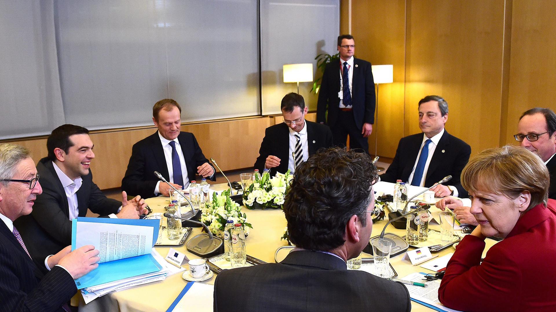 Gipfel neben dem Gipfel: EU-Spitzen beraten den Schuldenstreit mit Griechenland.