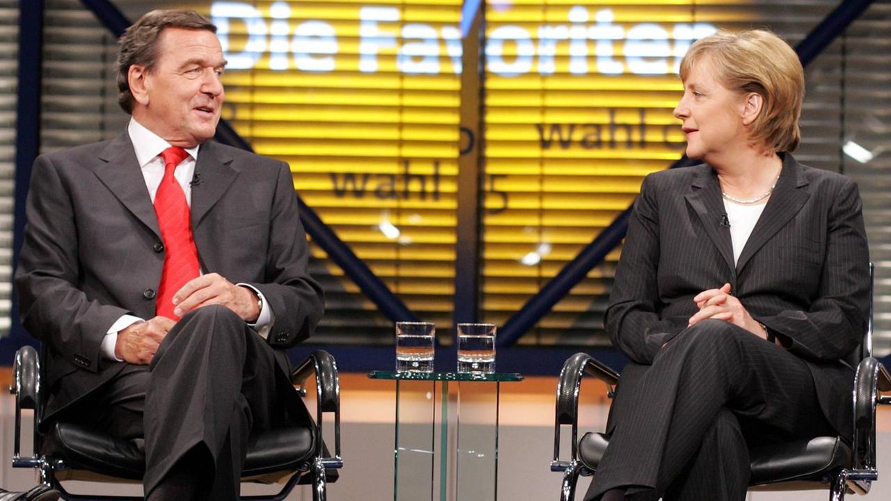 Bundeskanzler Gerhard Schröder, SPD , und Unions - Kanzlerkandidatin Angela Merkelvor Beginn der Aufzeichnung eines TV Duells zwischen den Parteivorsitzenden und Spitzendkandidaten der Parteien . Berlin , 12.09.2005. Bundeskanzler Gerhard Schröder, SPD , und Unions - Kanzlerkandidatin Angela Merkelvor Beginn der Aufzeichnung eines TV Duells zwischen den Parteivorsitzenden und Spitzendkandidaten der Parteien . Berlin , 12.09.2005.