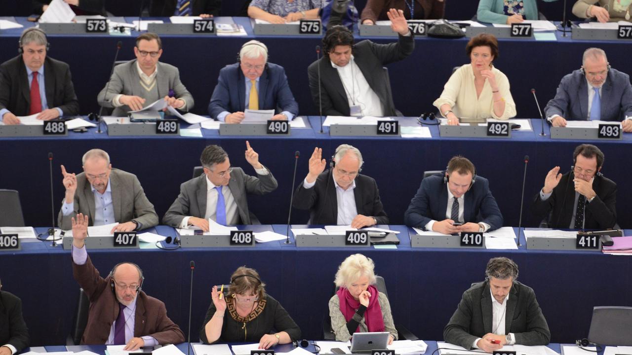 Mitglieder des Europäischen Parlaments während einer Abstimmung am 15. April 2014. Mitglieder des Europäischen Parlaments während einer Abstimmung am 15. April 2014.