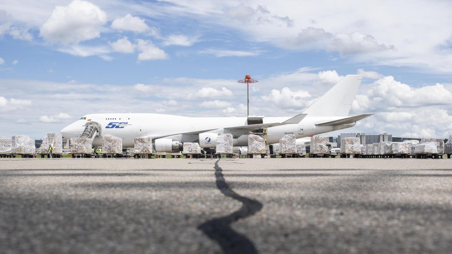Aufgereihte Hilfsgüter stehen vor einem Flugzeug auf dem Flughafen in Zürich. Aufgereihte Hilfsgüter stehen vor einem Flugzeug auf dem Flughafen in Zürich.