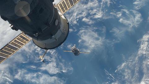Die Aufnahme im Weltall zeigt, wie sich eine Sojus-Kapsel der Internationalen Raumstation annähert.