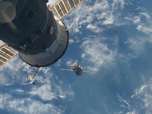 Die Aufnahme im Weltall zeigt, wie sich eine Sojus-Kapsel der Internationalen Raumstation annähert.