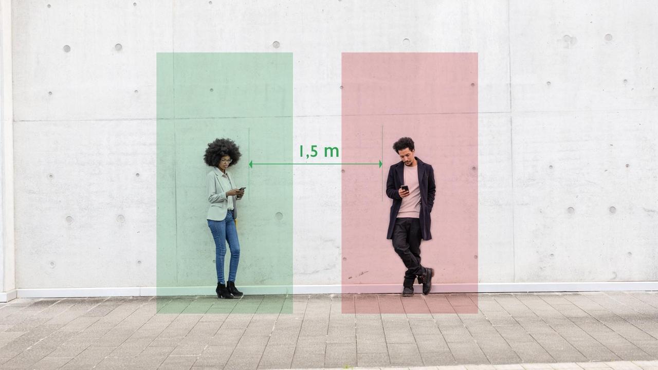 Rectangles visualizing social distancing covering man and woman standing outdoors with smart phones in hands model released Symbolfoto property released EIF00398 IMAGO Bildnummer: 0115989743 Bei Imago geladen 20.11.2021 Rectangles visualizing social distancing covering man and woman standing outdoors with smart phones in hands model released Symbolfoto property released EIF00398 IMAGO Bildnummer: 0115989743 Bei Imago geladen 20.11.2021