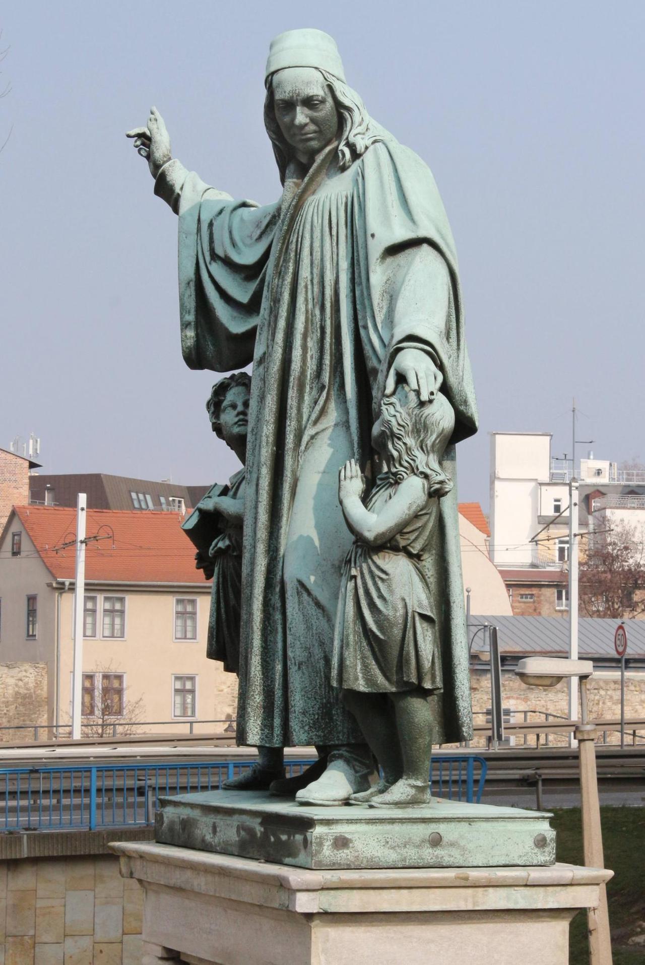 Francke-Denkmal im Hof der Franckeschen Stiftungen von Bildhauer Christian Daniel Rauch (1829) in Halle an der Saale Francke-Denkmal im Hof der Franckeschen Stiftungen von Bildhauer Christian Daniel Rauch (1829) in Halle an der Saale
