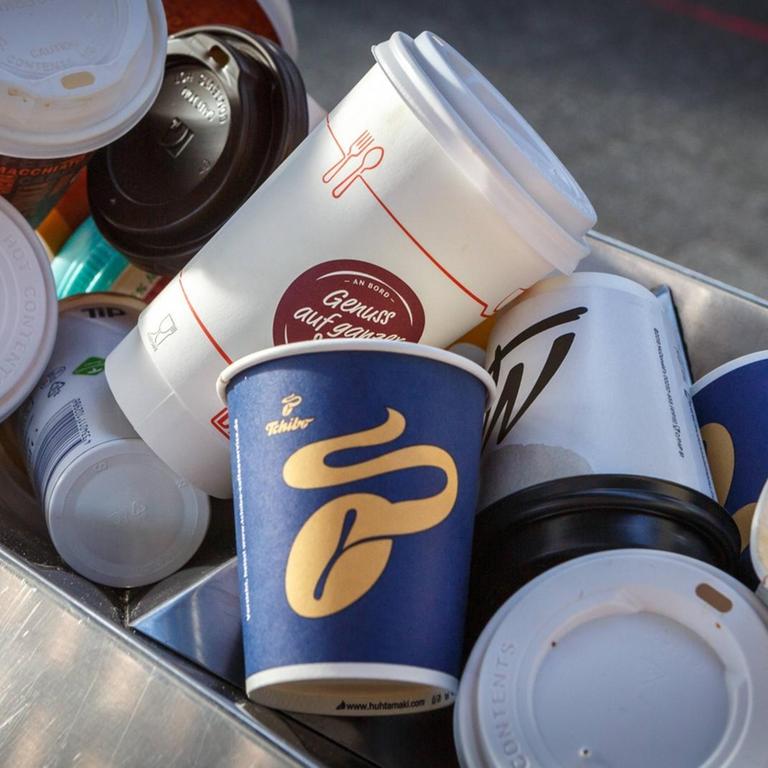 Kaffee einmal verwendet "gehen" Tassen in einem Mülleimer