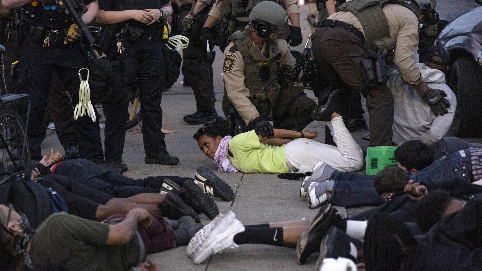 Polizeikräfte bei der der Festnahme von Demonstranten in Minneapolis, Minnesota, USA. Nach der Tötung des Afroamerikaners George Floyd am 25- Mai 2020 hatte es im ganzen Land Proteste gegeben. Polizeikräfte bei der der Festnahme von Demonstranten in Minneapolis, Minnesota, USA. Nach der Tötung des Afroamerikaners George Floyd am 25- Mai 2020 hatte es im ganzen Land Proteste gegeben.