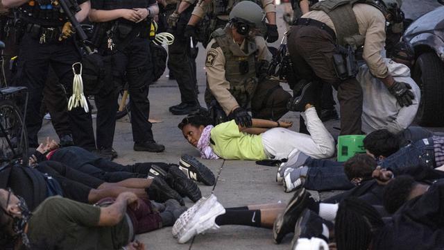 Polizeikräfte bei der der Festnahme von Demonstranten in Minneapolis, Minnesota, USA. Nach der Tötung des Afroamerikaners George Floyd am 25- Mai 2020 hatte es im ganzen Land Proteste gegeben.