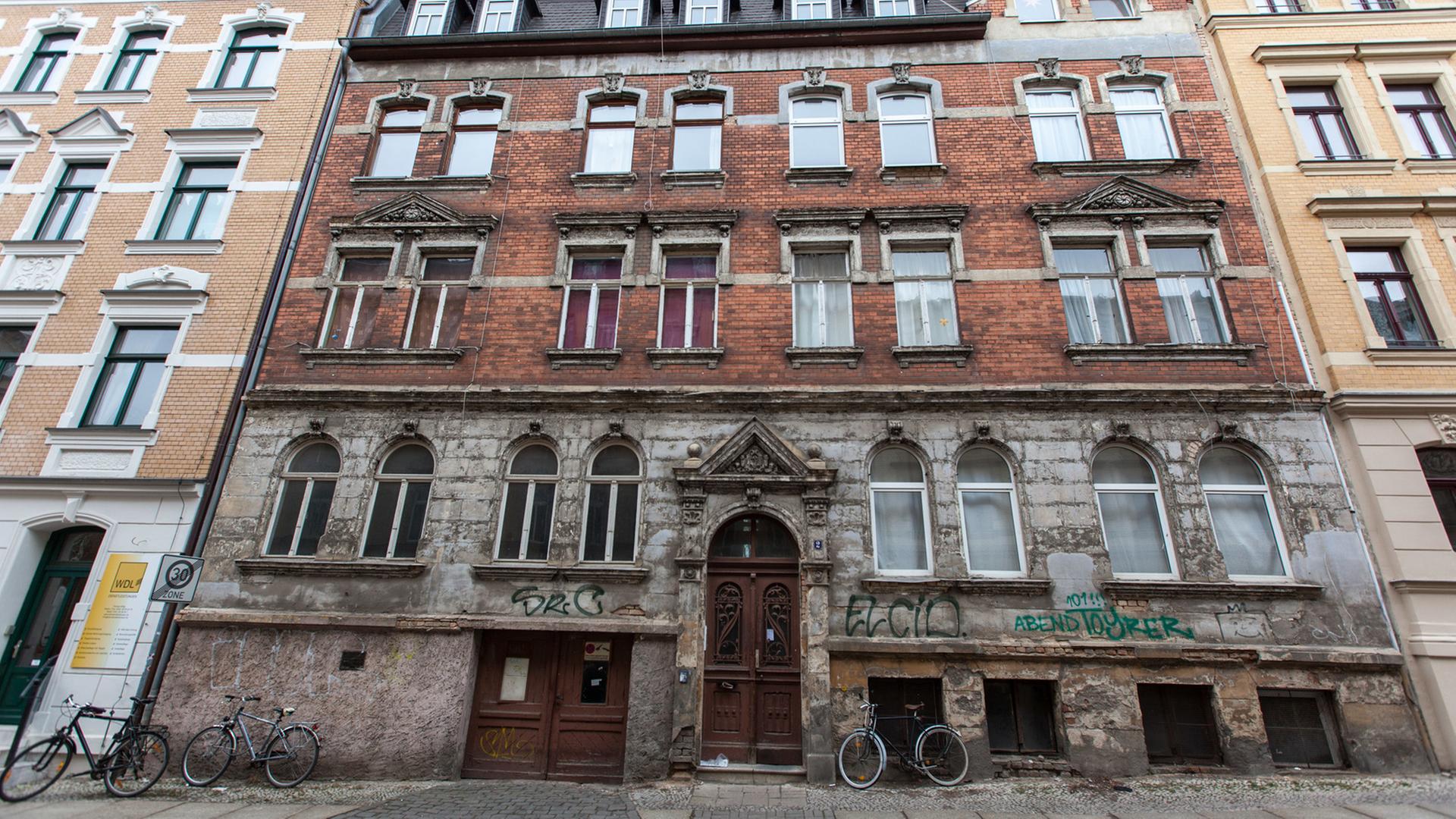 Ein verfallendes Wohnhaus in Halle (Saale) zwischen frisch sanierten Häusern. Ein verfallendes Wohnhaus in Halle (Saale) zwischen frisch sanierten Häusern.