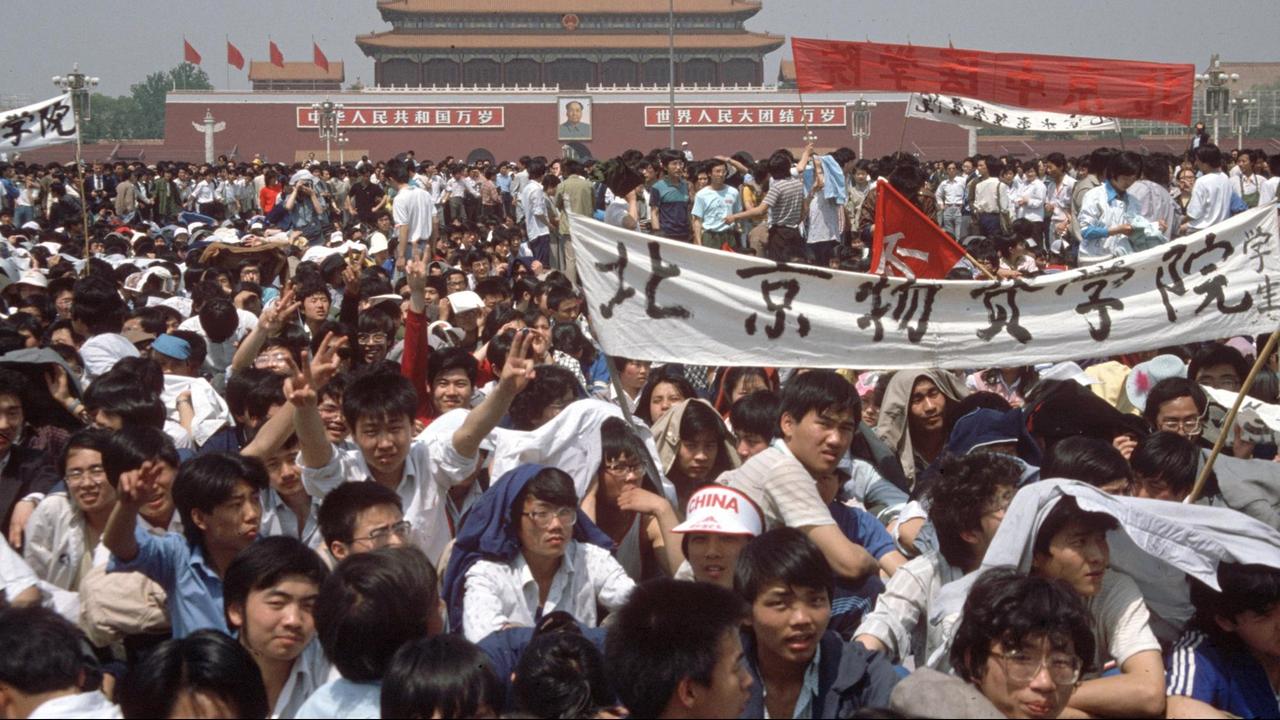 Studenten protestieren am 19.05.1989 auf dem Tian'anmen, dem Platz des Himmlischen Friedens, in Peking, China. Die Demonstrationen weiteten sich aus und wurden am Ende blutig niedergeschlagen. 