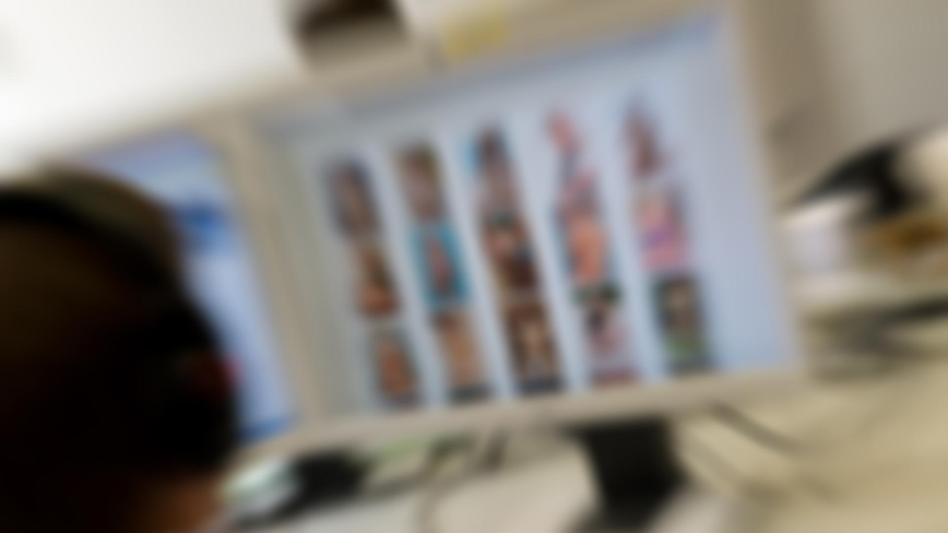Verschwommene Aufnahme eines Polizei-Computers mit kinderpornografischen Bildern auf dem Bildschirm. Verschwommene Aufnahme eines Polizei-Computers mit kinderpornografischen Bildern auf dem Bildschirm.