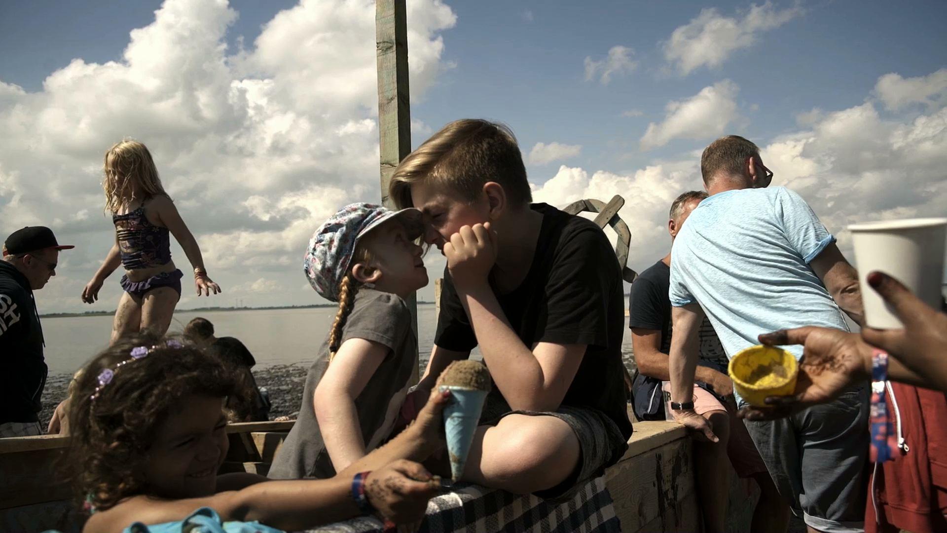 Filmstill aus "Unzertrennlich": Das Geschwisterpaar Alma und Gustaf am Strand Filmstill aus "Unzertrennlich": Das Geschwisterpaar Alma und Gustaf am Strand
