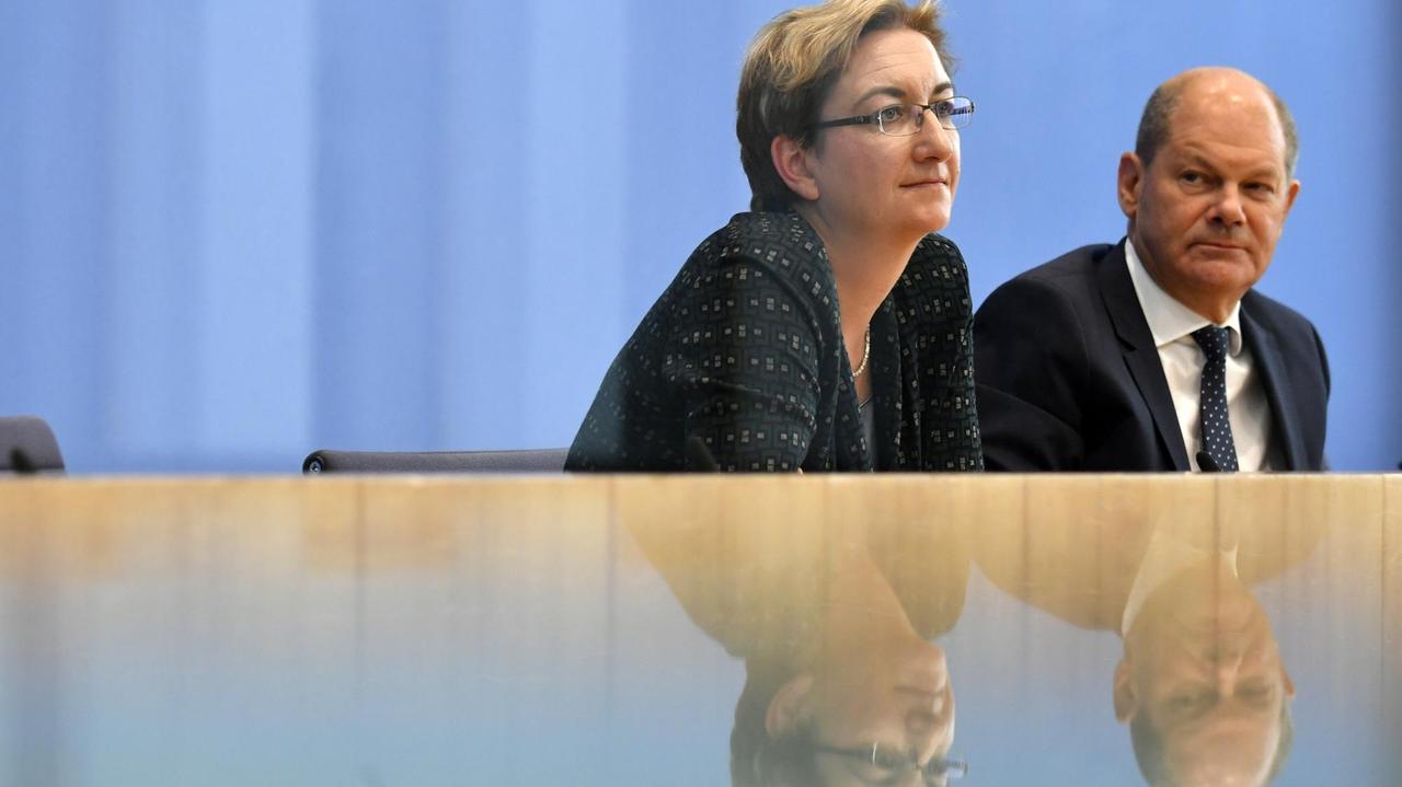 Olaf Scholz und Klara Geywitz in der Bundespressekonferenz. Olaf Scholz und Klara Geywitz in der Bundespressekonferenz.