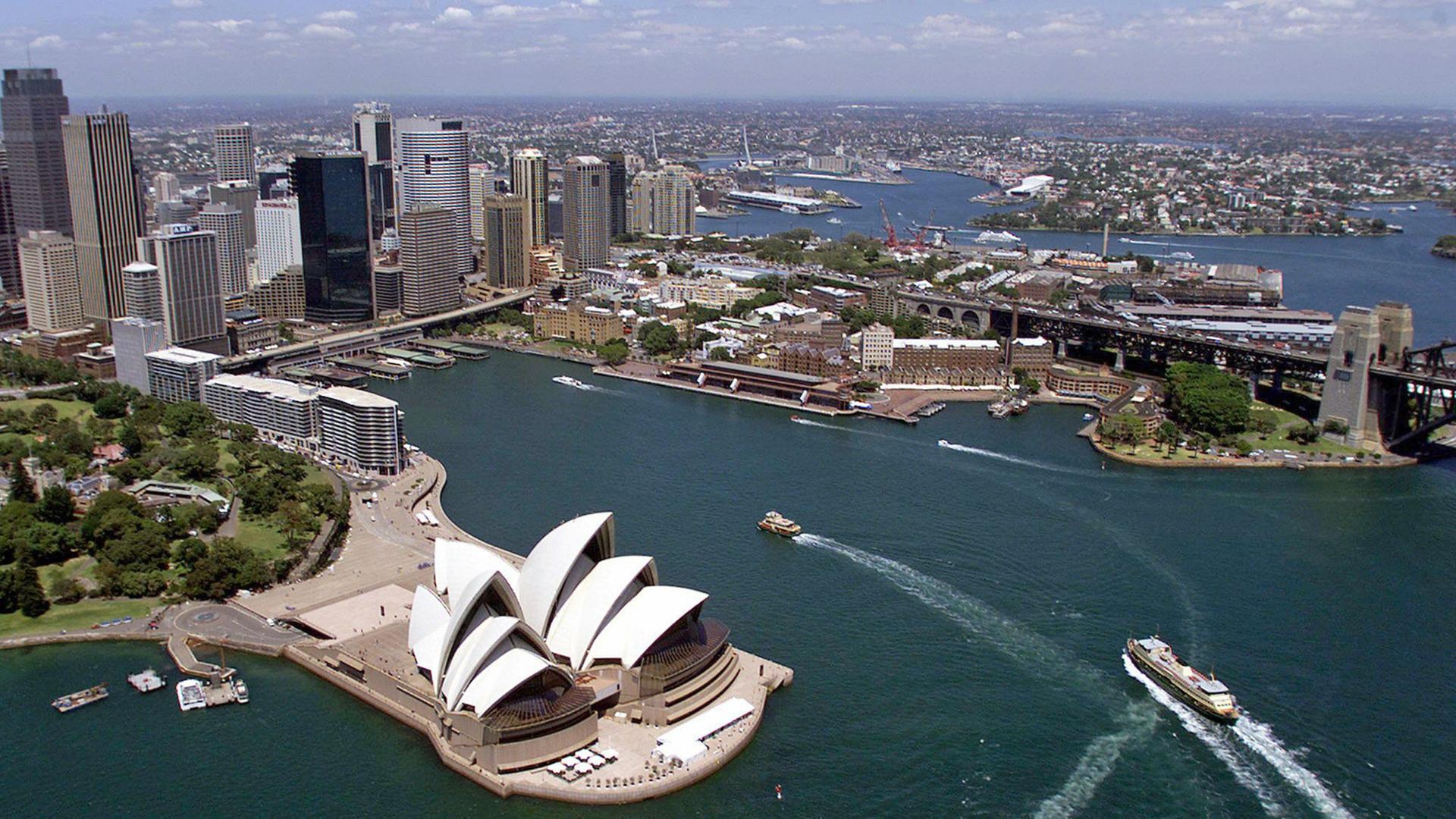 Blick aus der Luft auf das Opernhaus (vorn), den Hafen und die Skyline der Innenstadt von Sydney. Das weltberühmte Opernhaus von Sydney wird von der UNESCO als Welterbe-Stätte anerkannt. Das beschloss das Welterbe-Komitee am Donnerstag (28.06.2007) auf seiner Sitzung im neuseeländischen Christchurch. Das Gremium hob zur Begründung den anhaltenden Einfluss des aus drei muschelähnlichen Dächern bestehenden Bauwerks auf die Architektur hervor. Blick aus der Luft auf das Opernhaus (vorn), den Hafen und die Skyline der Innenstadt von Sydney. Das weltberühmte Opernhaus von Sydney wird von der UNESCO als Welterbe-Stätte anerkannt. Das beschloss das Welterbe-Komitee am Donnerstag (28.06.2007) auf seiner Sitzung im neuseeländischen Christchurch. Das Gremium hob zur Begründung den anhaltenden Einfluss des aus drei muschelähnlichen Dächern bestehenden Bauwerks auf die Architektur hervor.