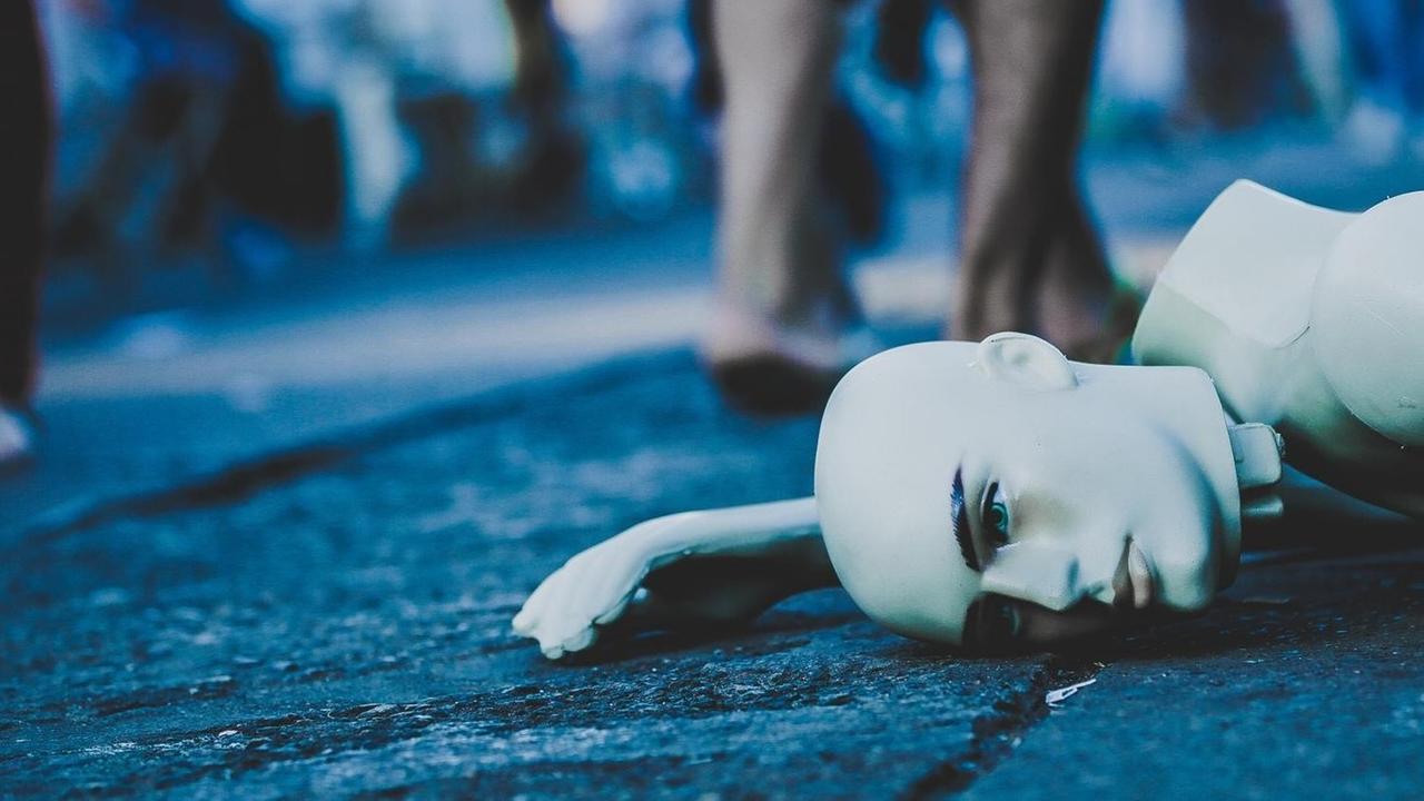Eine Schaufensterpuppe liegt auf der Straße Eine Schaufensterpuppe liegt auf der Straße