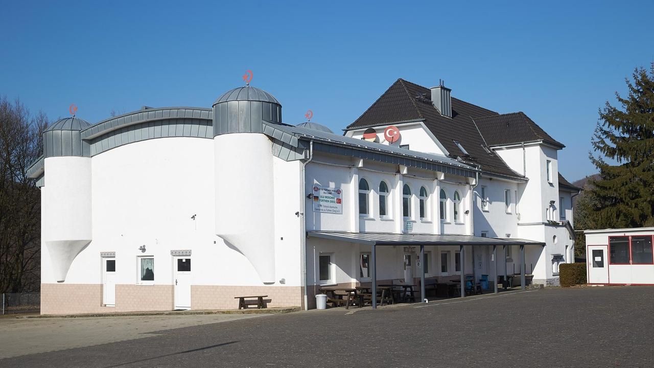 Das Bild zeigt das weiße Gebäude vor blauem Himmel. Das Bild zeigt das weiße Gebäude vor blauem Himmel.