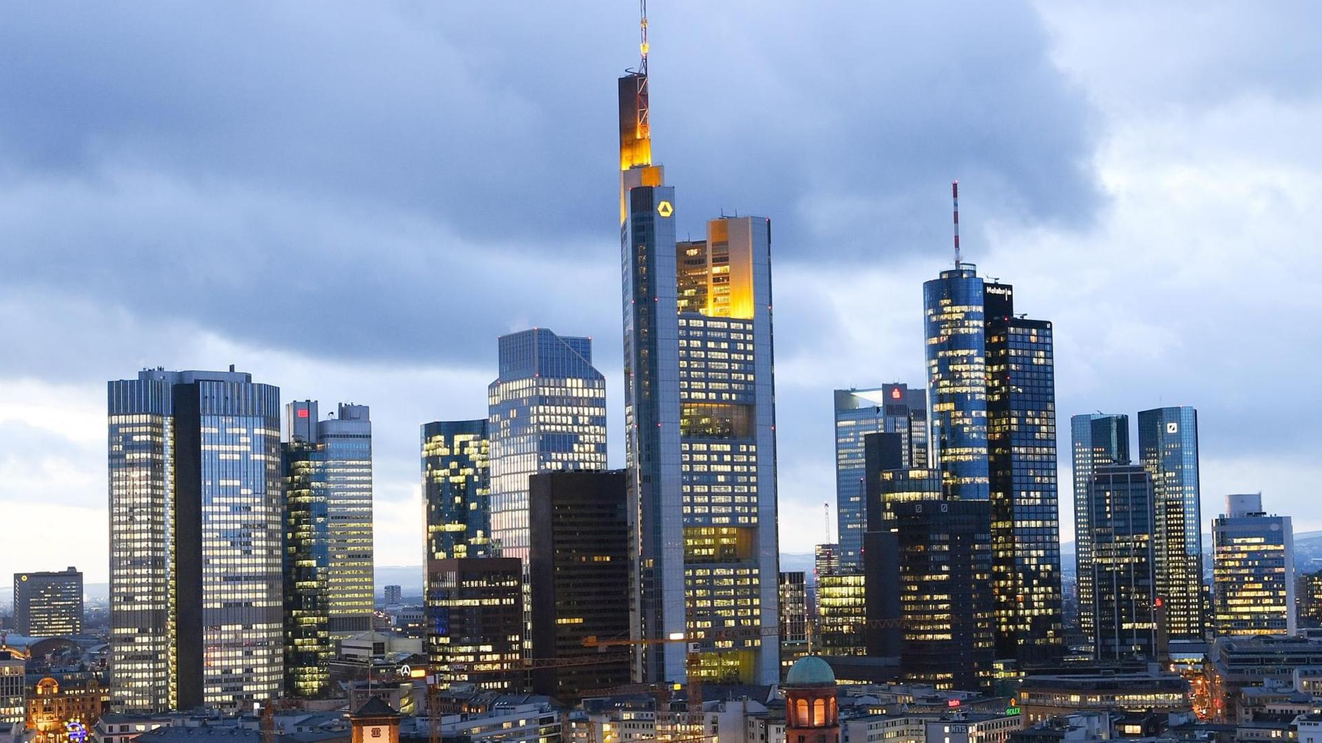 Die Hochhäuser und Bankentürme bilden die Skyline von Frankfurt am Main. Die Hochhäuser und Bankentürme bilden die Skyline von Frankfurt am Main.