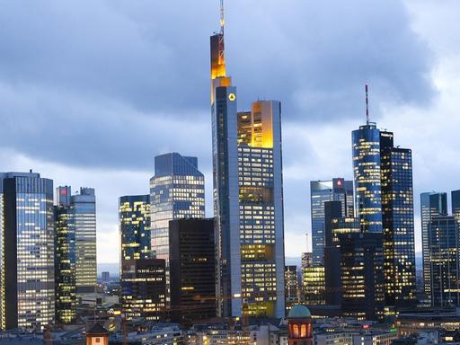 Die Hochhäuser und Bankentürme bilden die Skyline von Frankfurt am Main.