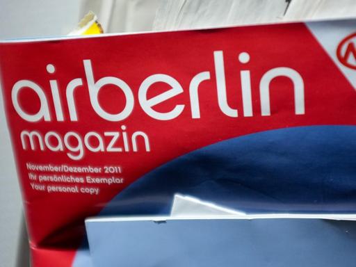 Das Bordmagazin der Fluggesellschaft Air Berlin in der Kabine eines Passagierflugzeugs.
