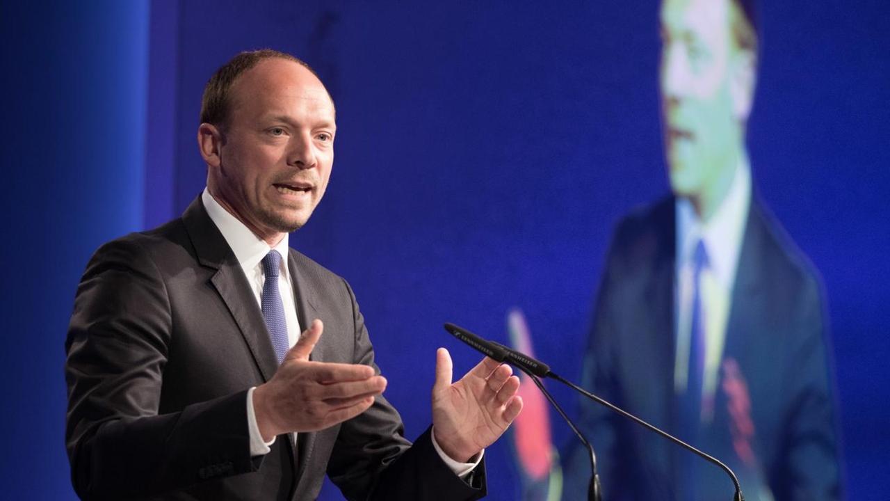 17.05.2018, Berlin: Marco Wanderwitz (CDU), Parlamentarischer Staatssekretär beim Bundesminister des Innern, für Bau und Heimat, spricht beim Tag der Deutschen Bauindustrie. Foto: Jörg Carstensen/dpa | Verwendung weltweit 17.05.2018, Berlin: Marco Wanderwitz (CDU), Parlamentarischer Staatssekretär beim Bundesminister des Innern, für Bau und Heimat, spricht beim Tag der Deutschen Bauindustrie. Foto: Jörg Carstensen/dpa | Verwendung weltweit