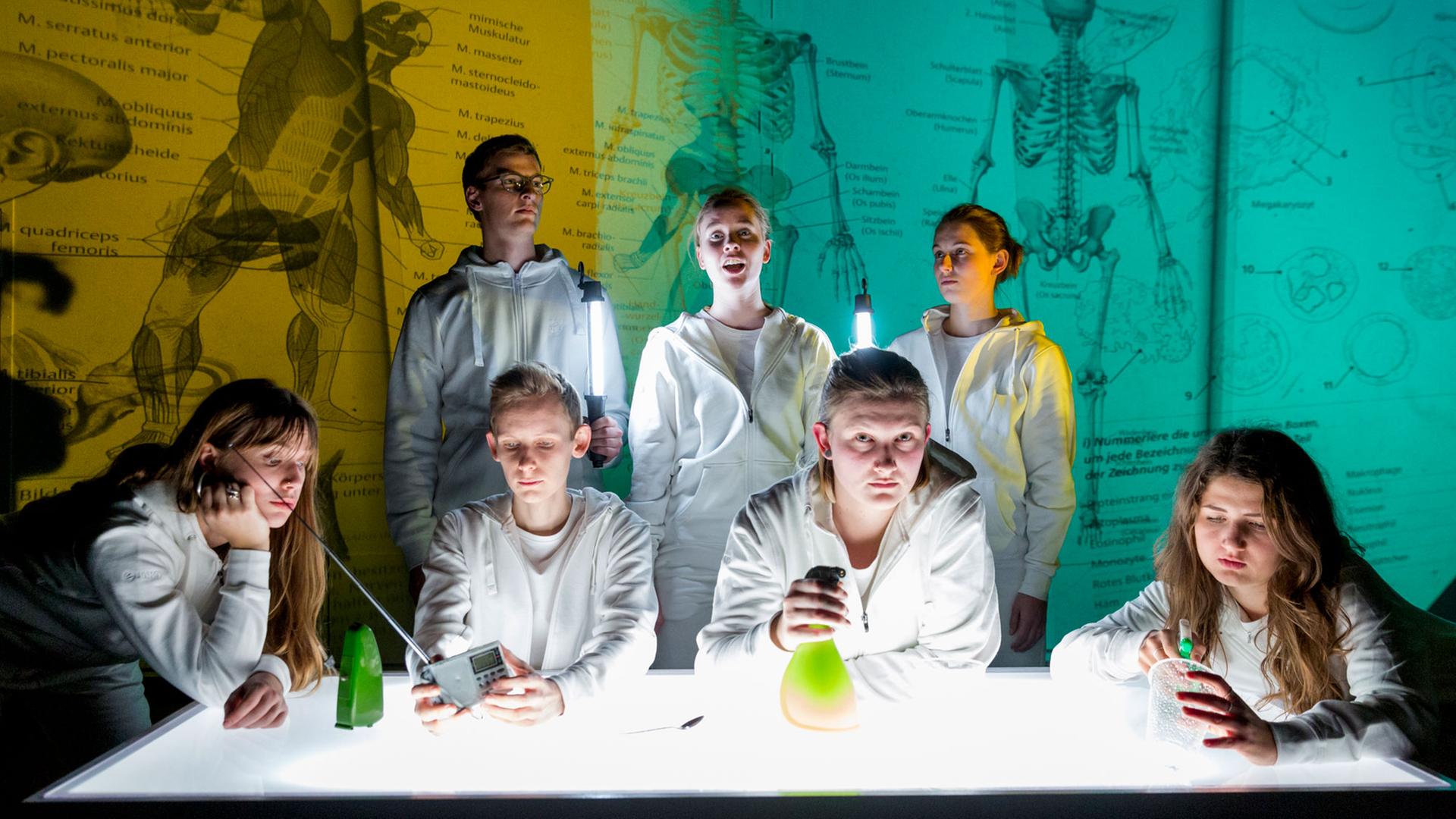 Das Ensemble vom Stück "Silent Service" am Theater Freiburg Das Ensemble vom Stück "Silent Service" am Theater Freiburg