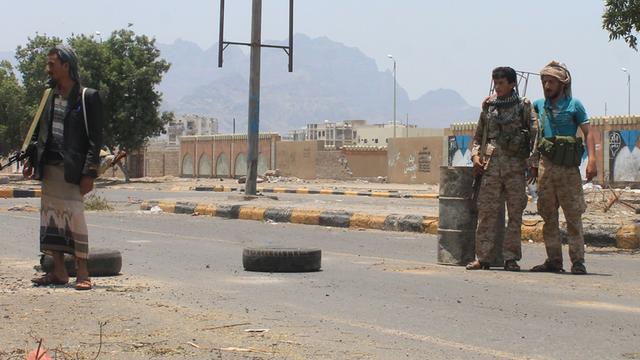 Schiitische Huthi-Rebellen haben Straßenbarrikaden in der Nähe von Aden errichtet.