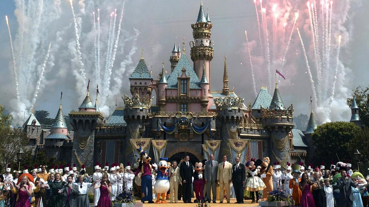 Feuerwerk und Disney-Stars: Das Disneyland in Anaheim, Kalifornien, an seinem 50. Geburtstag 2005. Feuerwerk und Disney-Stars: Das Disneyland in Anaheim, Kalifornien, an seinem 50. Geburtstag 2005.