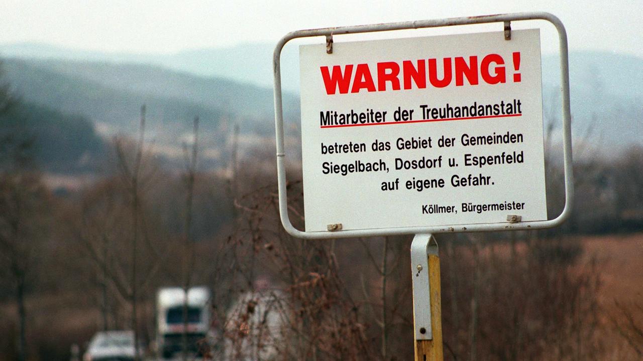 1992 brachten Aktivisten in Thüringen ein Schild an: Treuhand-Mitarbeiter unerwünscht! 1992 brachten Aktivisten in Thüringen ein Schild an: Treuhand-Mitarbeiter unerwünscht!