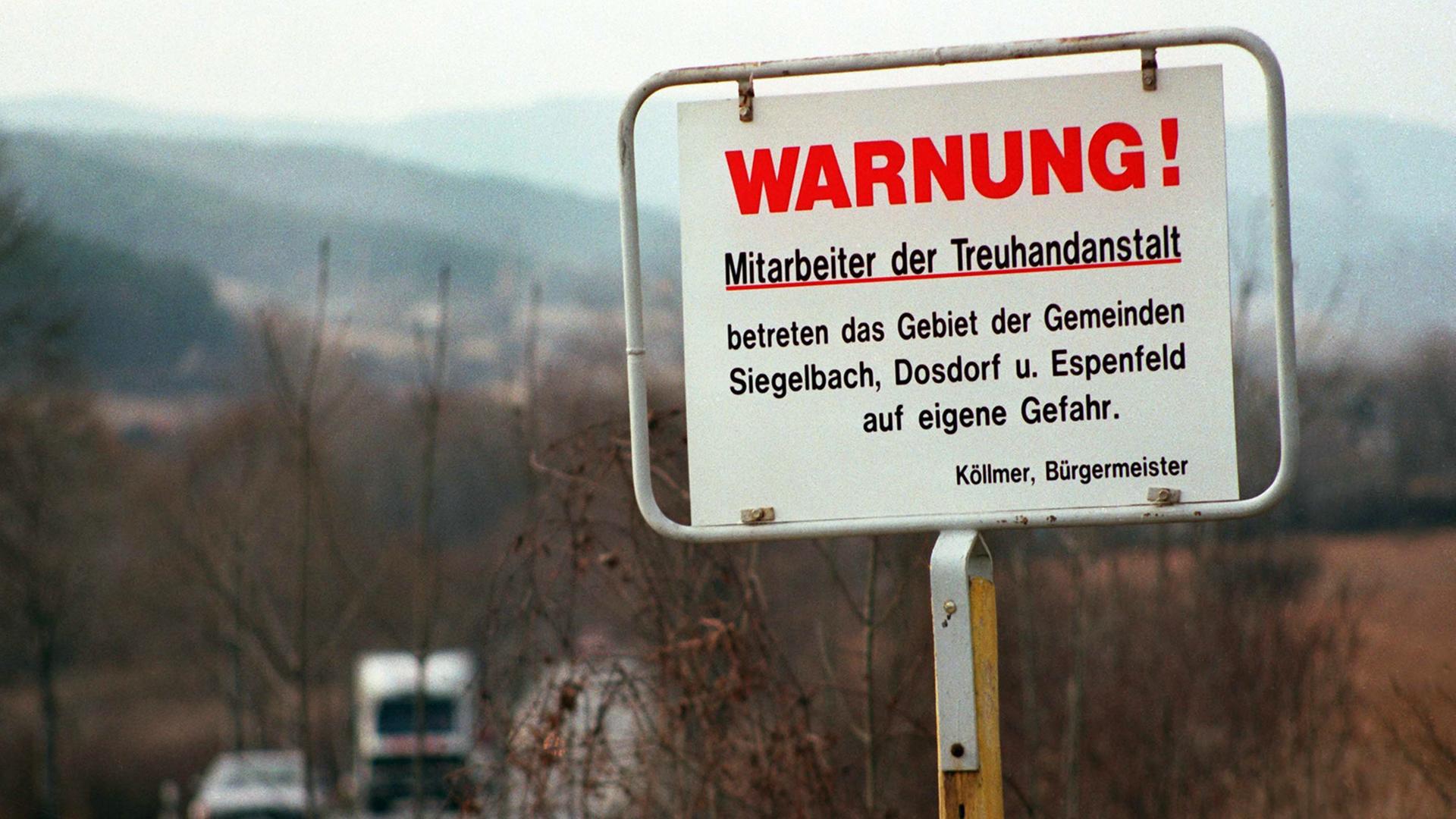 1992 brachten Aktivisten in Thüringen ein Schild an: Treuhand-Mitarbeiter unerwünscht! 1992 brachten Aktivisten in Thüringen ein Schild an: Treuhand-Mitarbeiter unerwünscht!