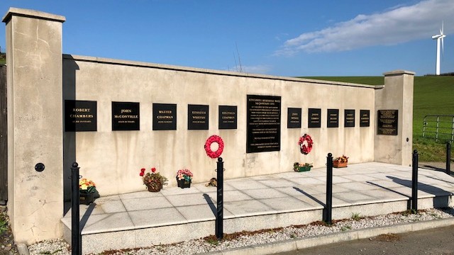 Das Mahnmal für die Ermordeten des sog. „Kingsmill Massakers“, bei dem im Jahr 1976 zehn protestantische Insassen eines Vans erschossen wurden. Das Mahnmal für die Ermordeten des sog. „Kingsmill Massakers“, bei dem im Jahr 1976 zehn protestantische Insassen eines Vans erschossen wurden.