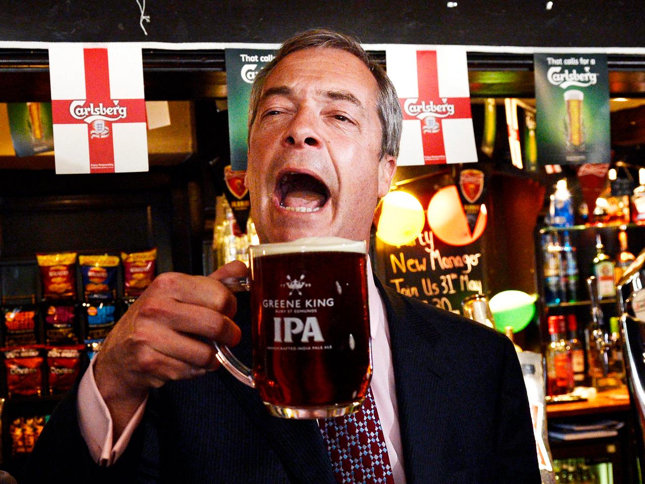 Der Chef der UKIP, Nigel Farage, feiert mit einem Pint Bier in einem Pub in South Benfleet in Essex den Sieg seiner Anti-EU-Partei bei den britischen Kommunalwahlen am 23.05.2014. Der Chef der UKIP, Nigel Farage, feiert mit einem Pint Bier in einem Pub in South Benfleet in Essex den Sieg seiner Anti-EU-Partei bei den britischen Kommunalwahlen am 23.05.2014.