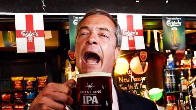 UKIP-Chef Nigel Farage feiert seinen Wahlsieg.